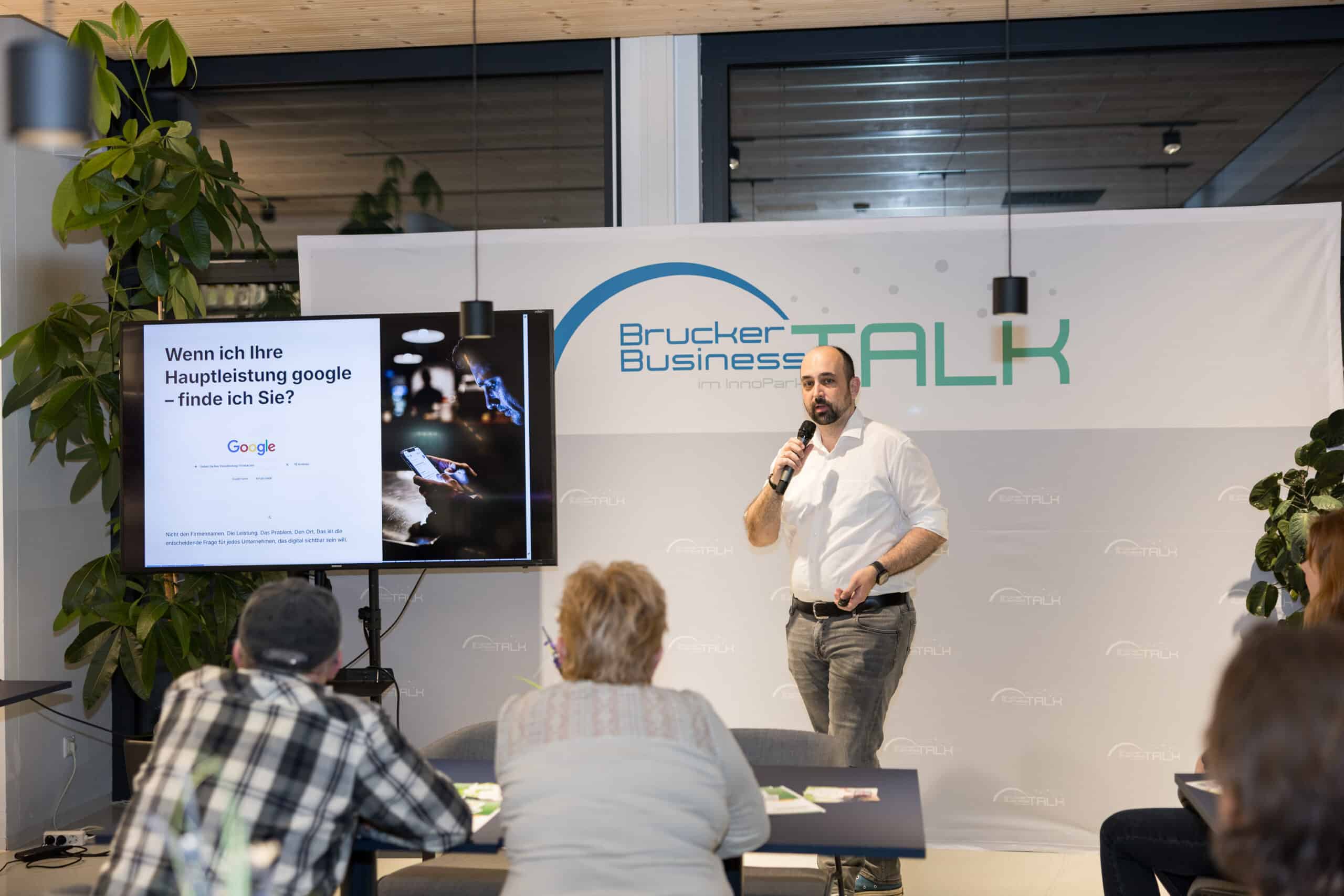 Michael Ulm - zertifizierter Experte für E-Commerce und Social Media als Speaker beim Brucker Business Talk über Suchmaschinenoptimierung, Barrierefreiheit und Datenschutz bei Websites.